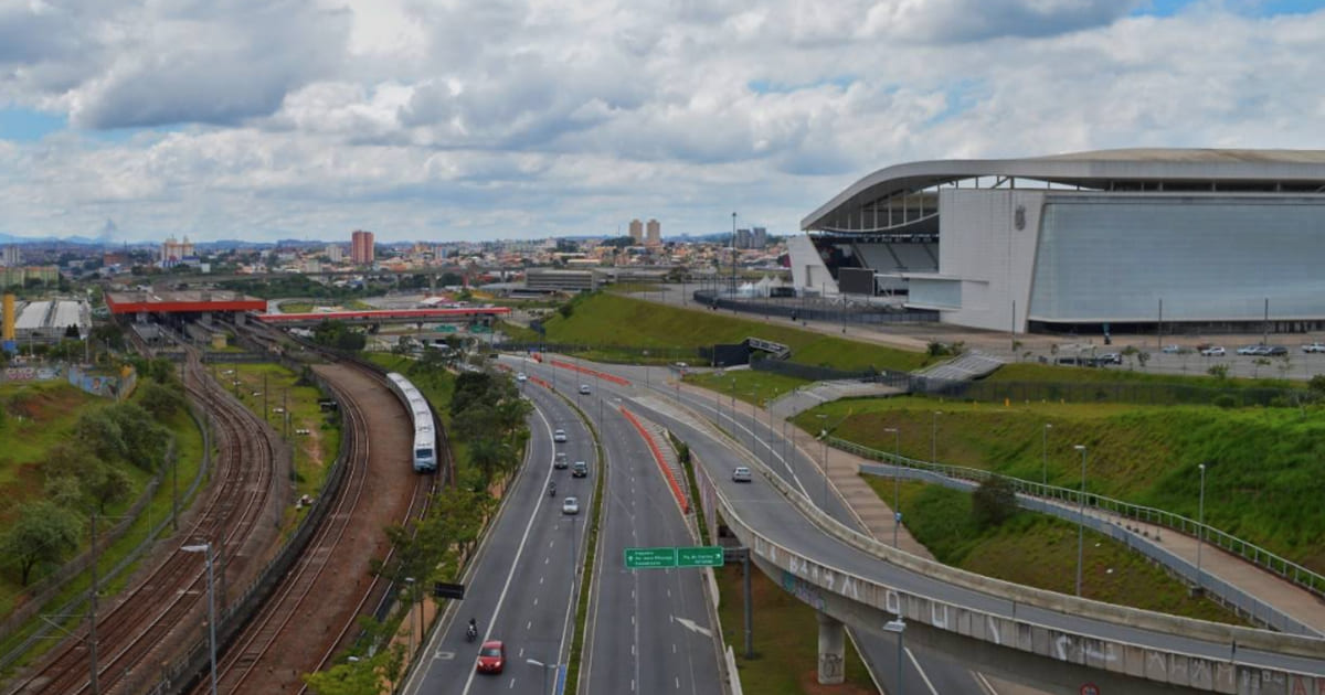 Complexo Corinthians–Itaquera com metrô, CPTM e acesso ao shopping