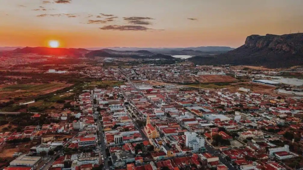 Vista aérea de Serra Talhada ao pôr do sol