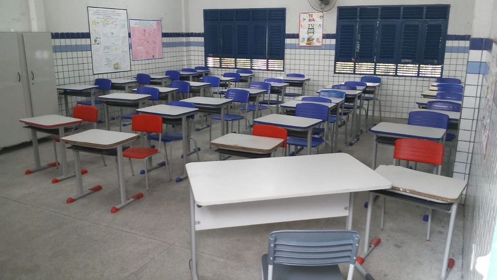 Sala de aula de escola pública, sem pessoas