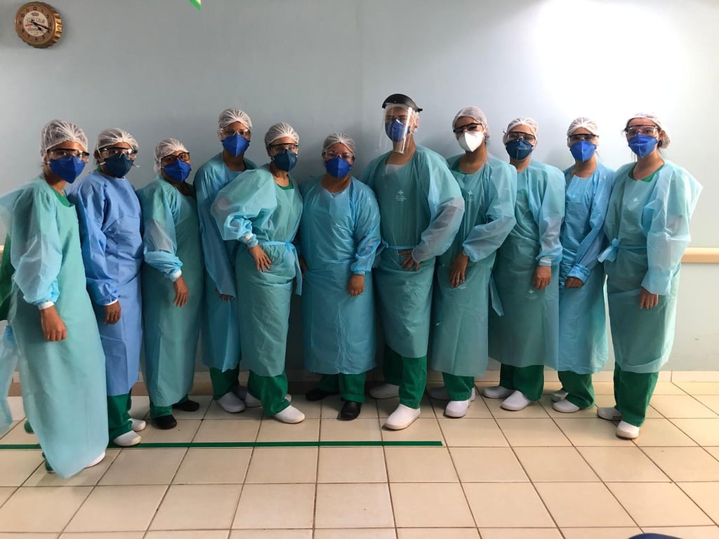 Profissionais de enfermagem em equipe no ambiente hospitalar