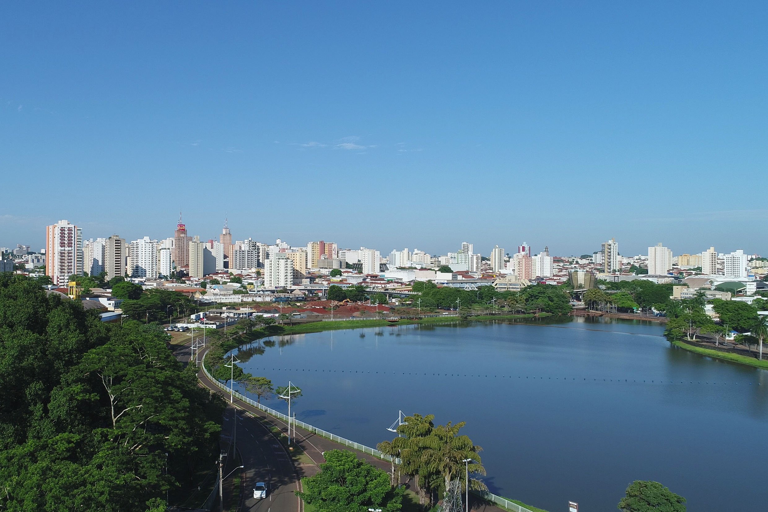 Vista aérea do interior paulista em dia ensolarado