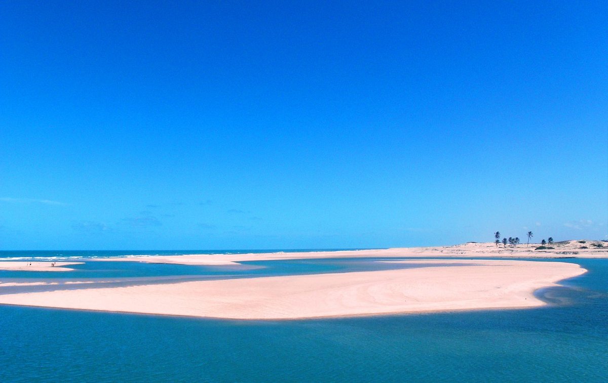 Litoral leste do Ceará, com dunas e mar azul, representando praias como Caponga e Águas Belas, em Cascavel CE