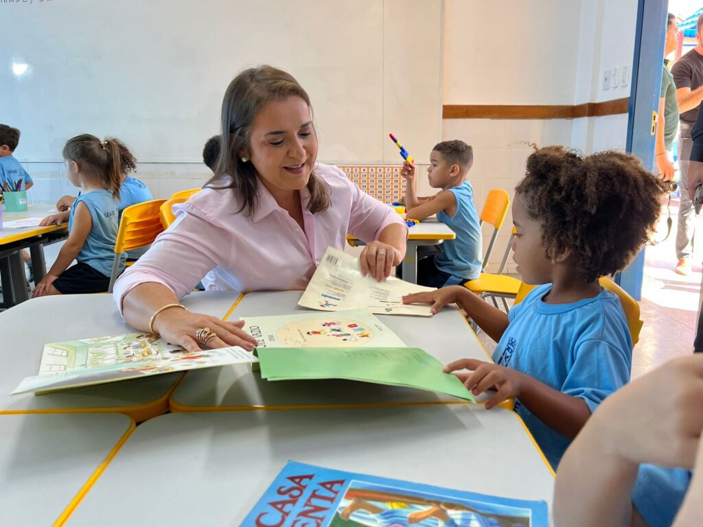 Ambiente de sala de aula na educação básica: interação entre professora e alunos