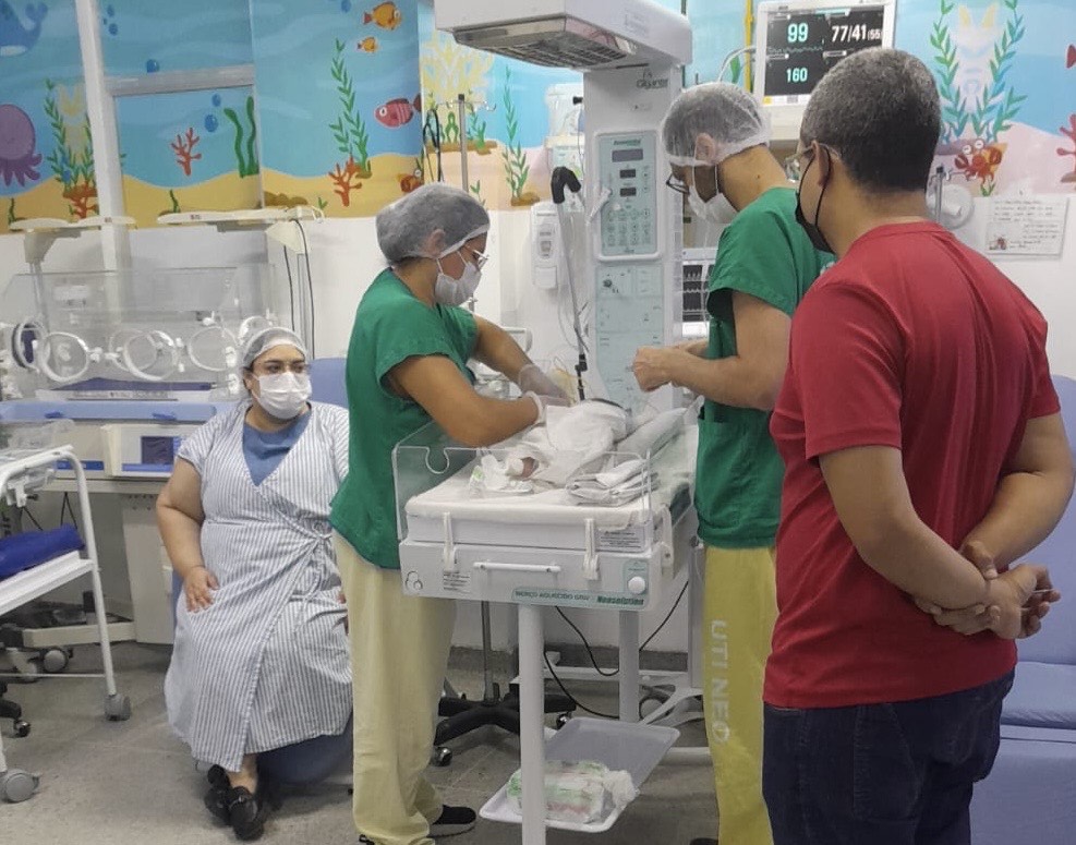 Profissionais de saúde atendendo em ambiente de Atenção Primária, simbolizando equipes da ESF