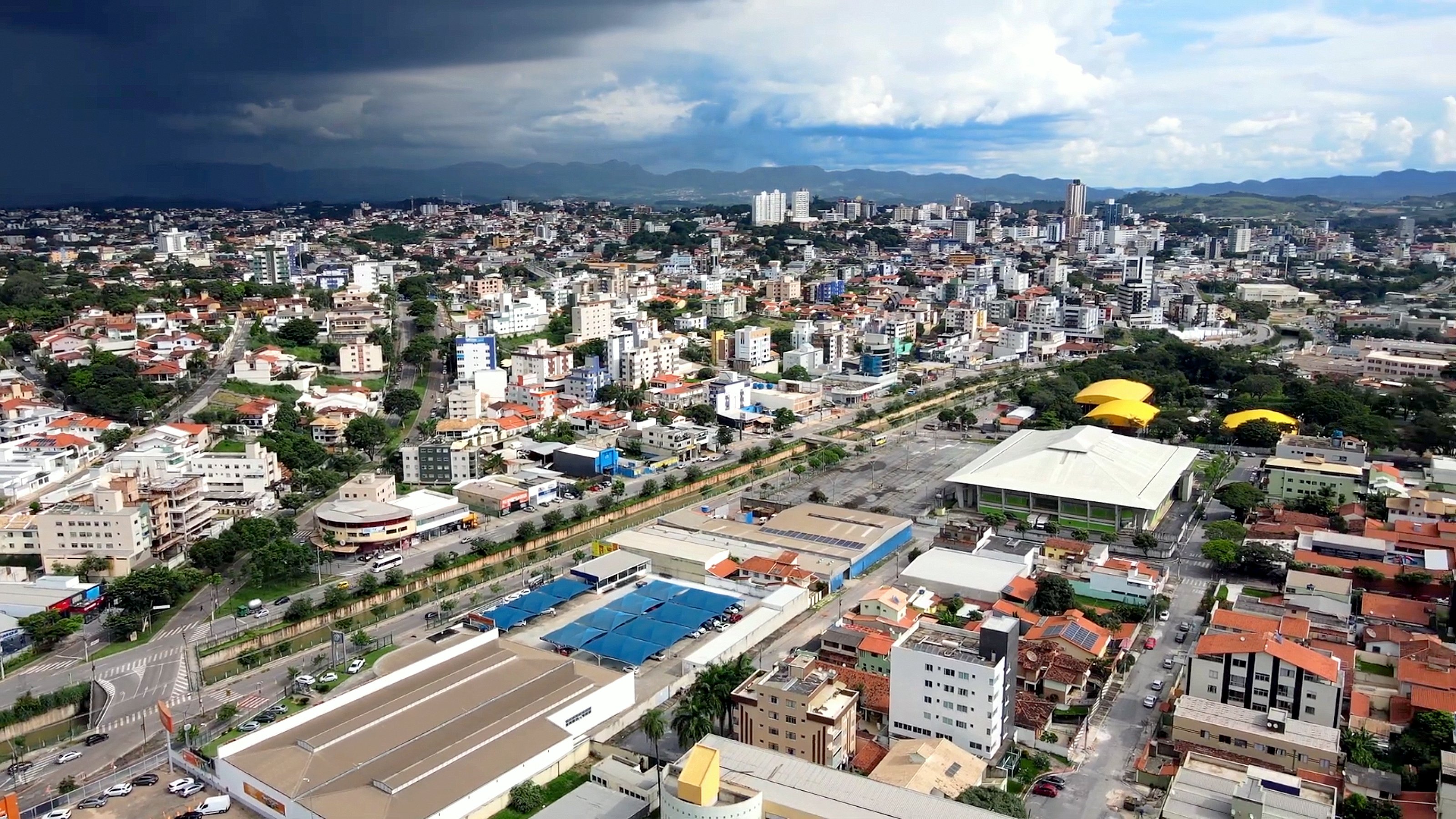 Vista urbana de Betim MG com prédios sob céu claro.