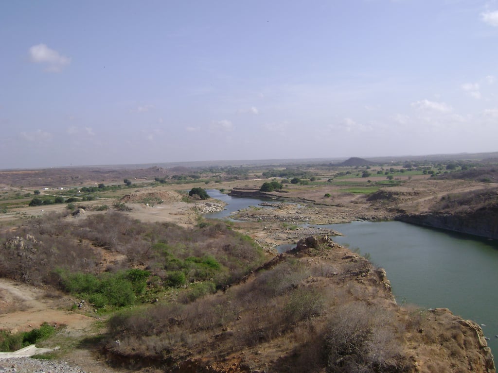 Paisagem de Jaguaretama CE, com o Rio Jaguaribe e área de semiárido ao fundo