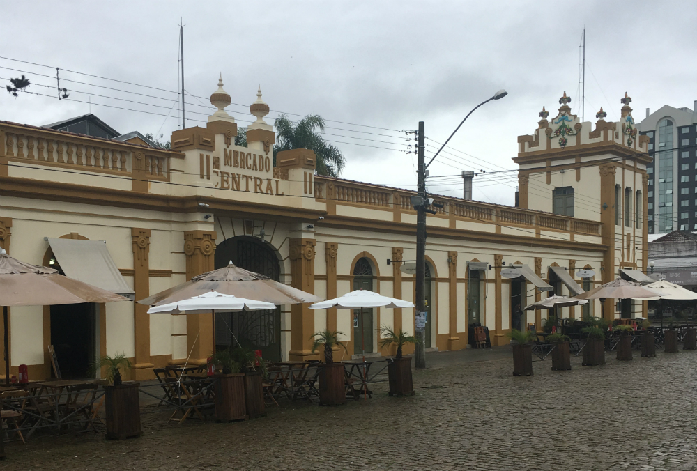 Centro histórico de Pelotas com o Mercado Central ao fundo