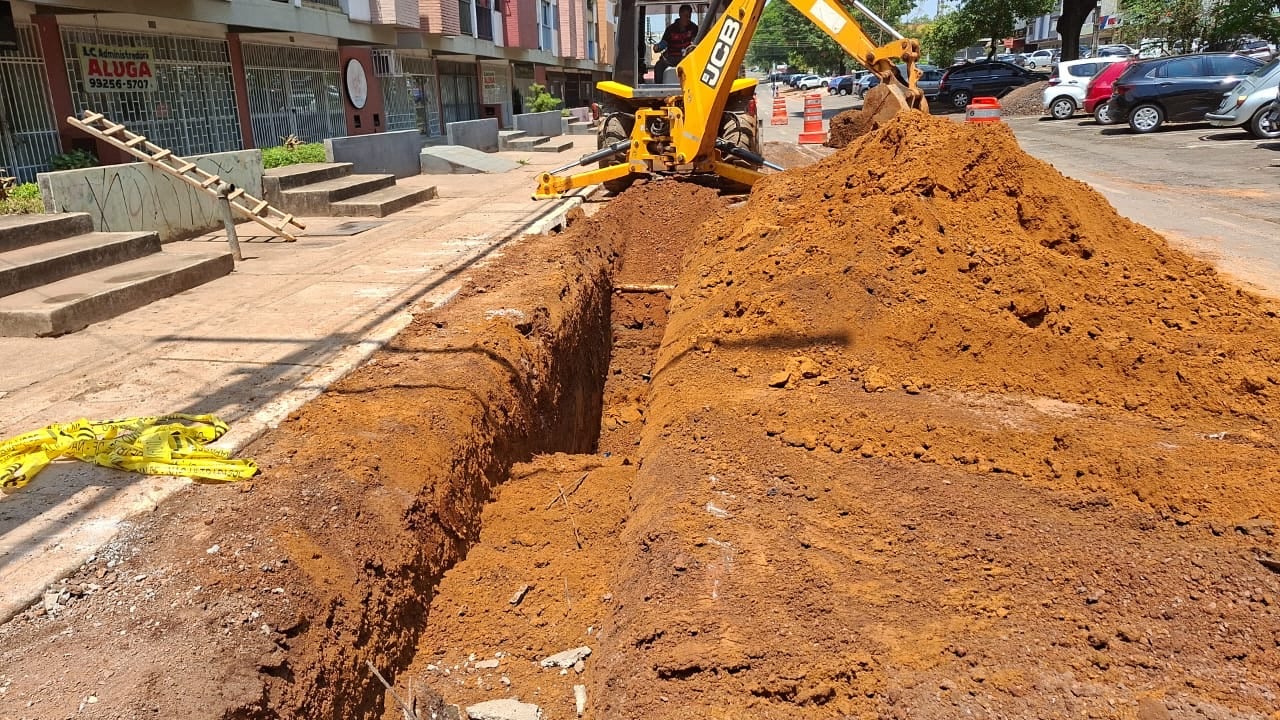 Retroescavadeira em obra urbana