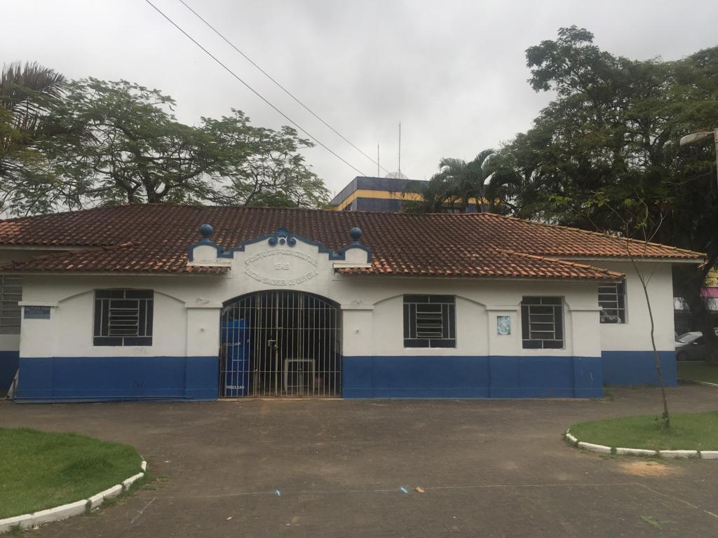 Fachada de prédio de prefeitura municipal com bandeiras hasteadas; imagem ilustrativa