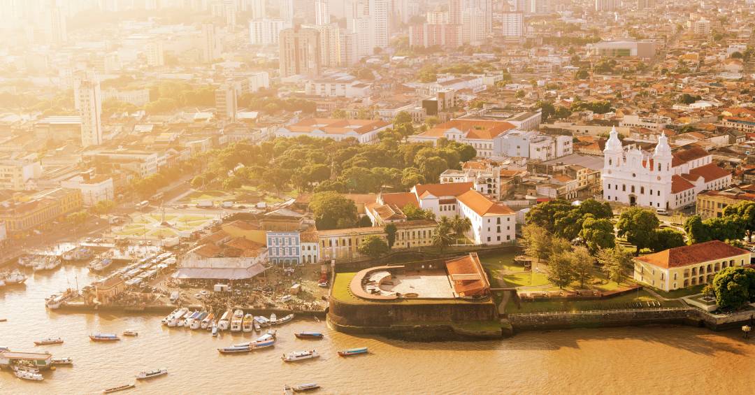 Vista aérea de Belém do Pará ao pôr do sol