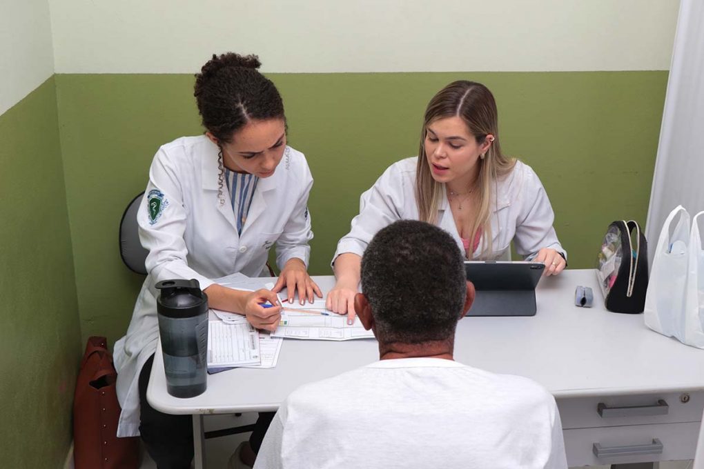 Profissionais de saúde atendendo em unidade básica