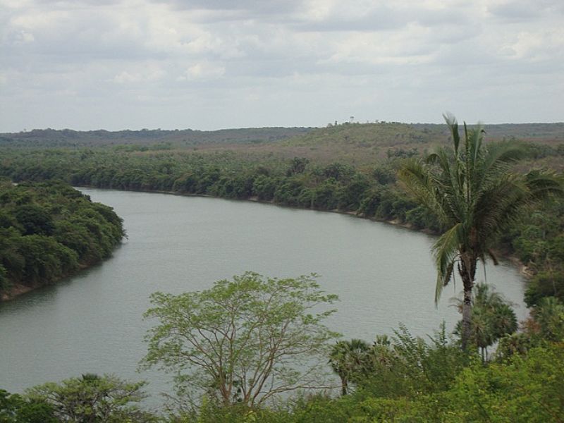 Vista aérea de cidade no semiárido com rio sinuoso, remetendo ao Norte do Piauí