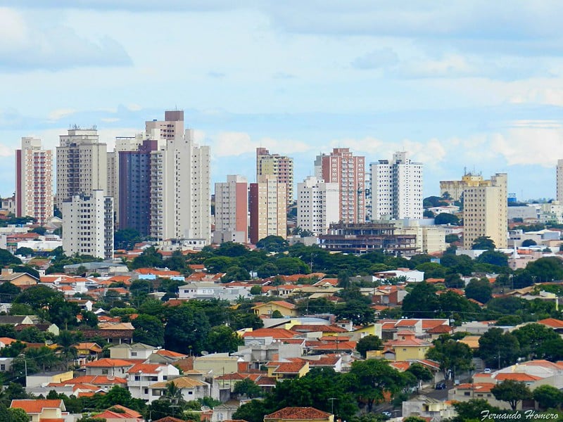 Vista aérea de Presidente Bernardes SP, com bairros residenciais e área urbana ao fundo