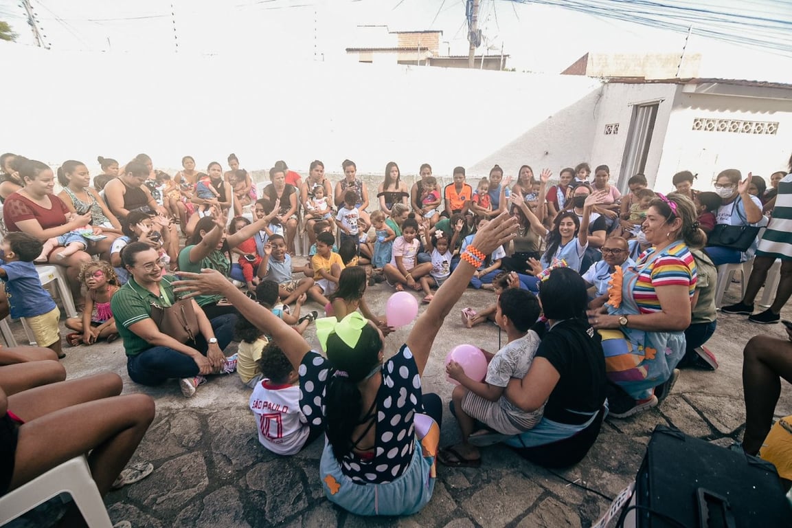 Ações comunitárias com famílias e crianças, ilustrando atividades lúdicas e de orientação à parentalidade