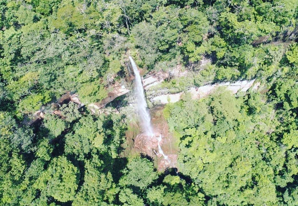 Paisagem natural na região de Paranaíba MS, com queda d’água e vegetação típica