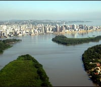 Vista aérea de Charqueadas, com o rio Jacuí e áreas urbanas e verdes