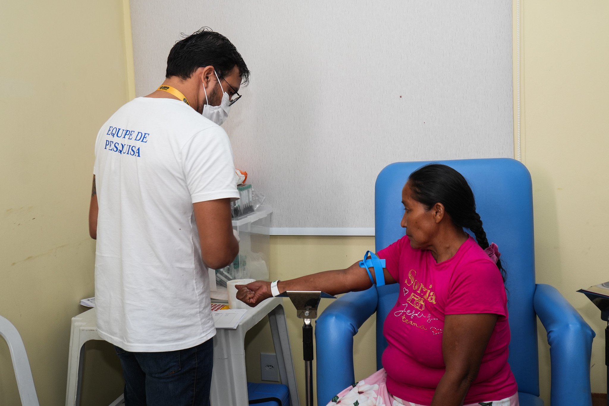 Equipe multiprofissional de saúde em atividade clínica e de orientação, em ambiente institucional