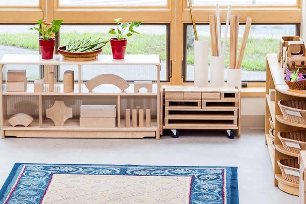 Sala de aula do ensino fundamental, com materiais pedagógicos e ambiente iluminado