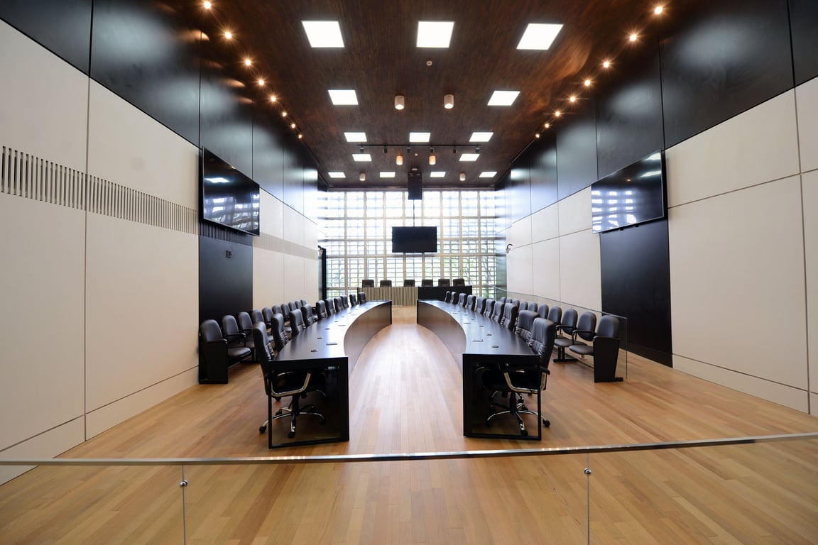 Ambiente de câmara legislativa moderna, imagem ilustrativa de plenário