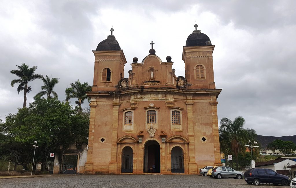 Panorâmica de Mariana, MG, com igrejas históricas e casario colonial ao entardecer