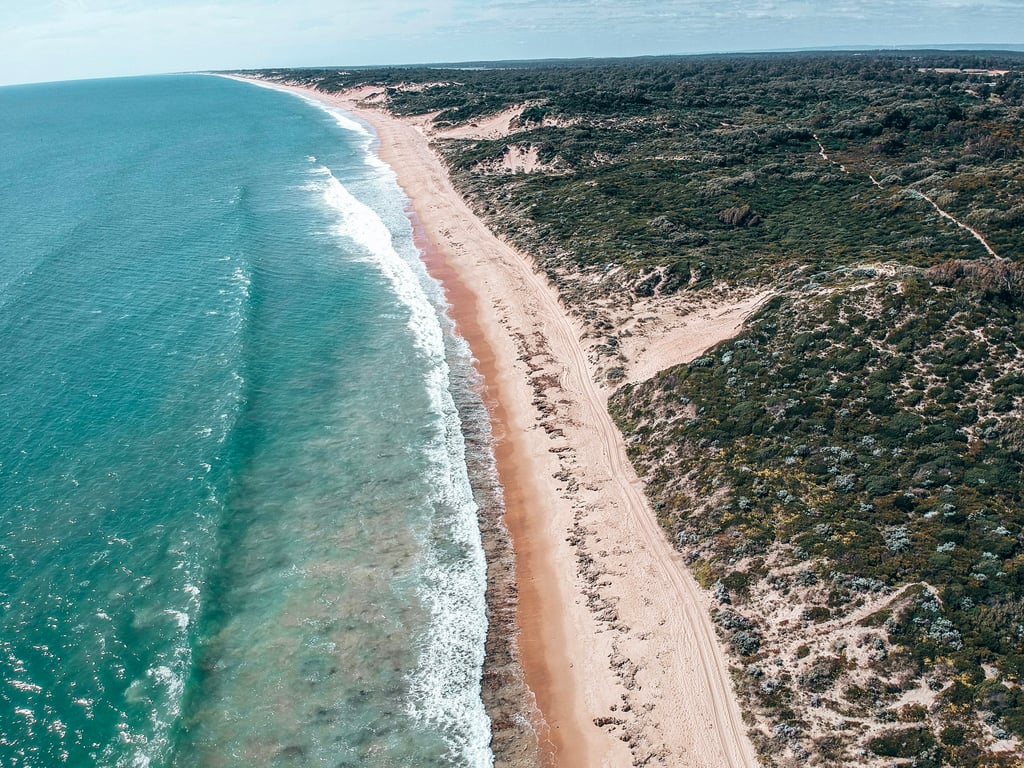 Vista aérea do litoral de Fundão, ES
