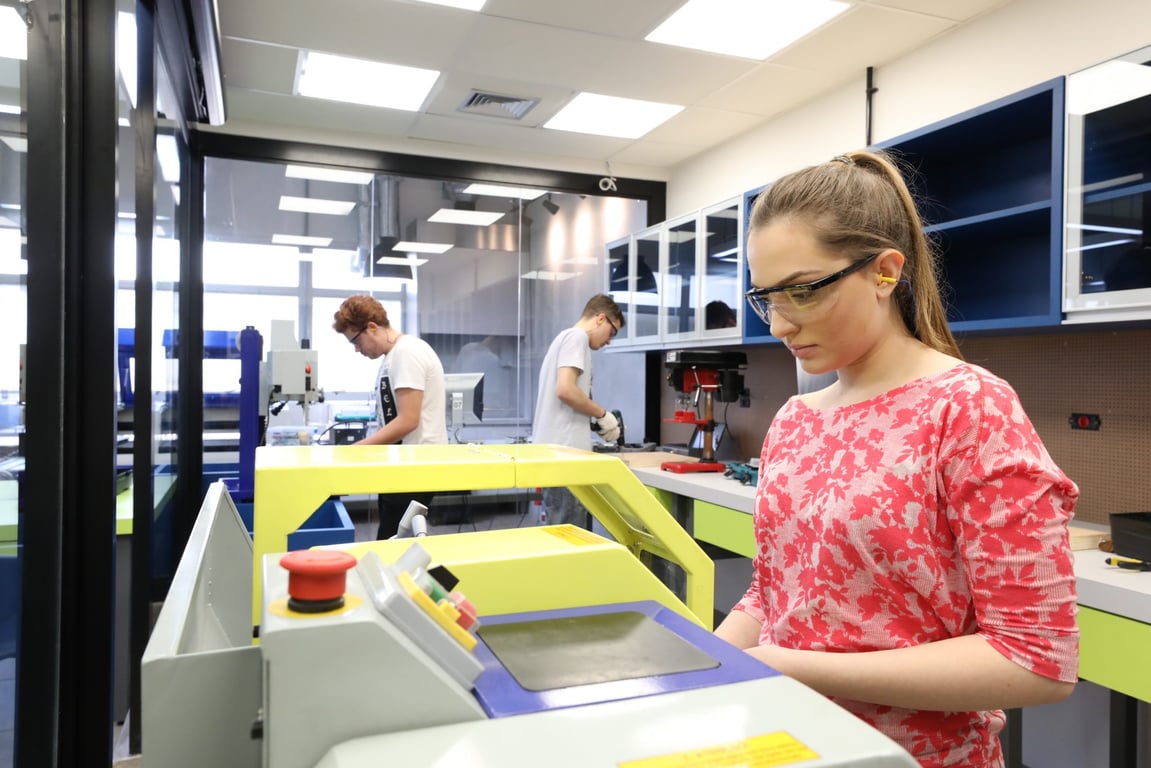 Laboratório de pesquisa em engenharia, com pesquisadores utilizando EPIs