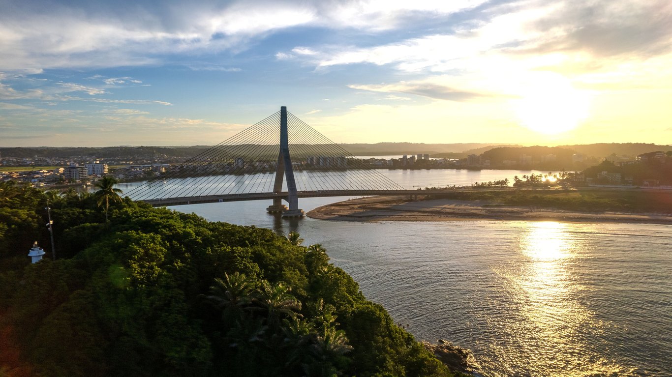 Vista aérea de Ilhéus, com ponte e mar ao entardecer