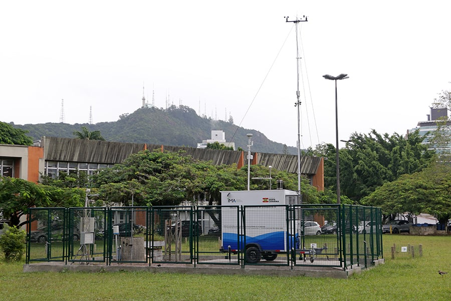 Estação de monitoramento de ar em área urbana