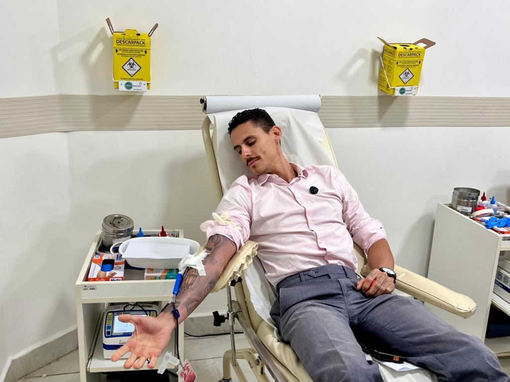 Profissional de enfermagem manipulando bolsas de sangue em laboratório de hemoterapia