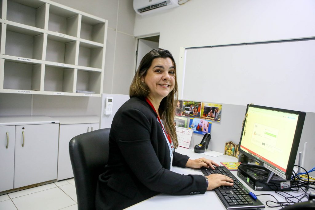 Ambiente de atendimento público com uso de computadores, representando serviços digitais na administração