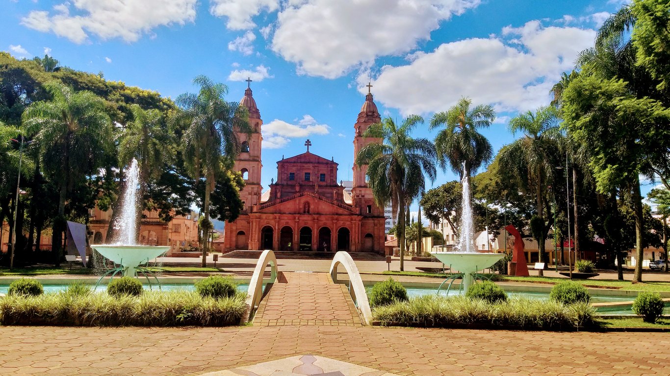 Fim de tarde na praça central de Santo Ângelo RS