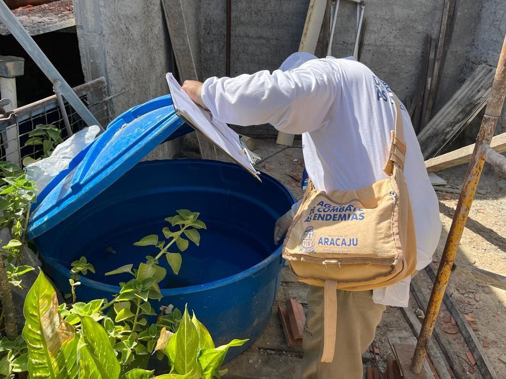 Agente de saúde em inspeção de possível foco de mosquito