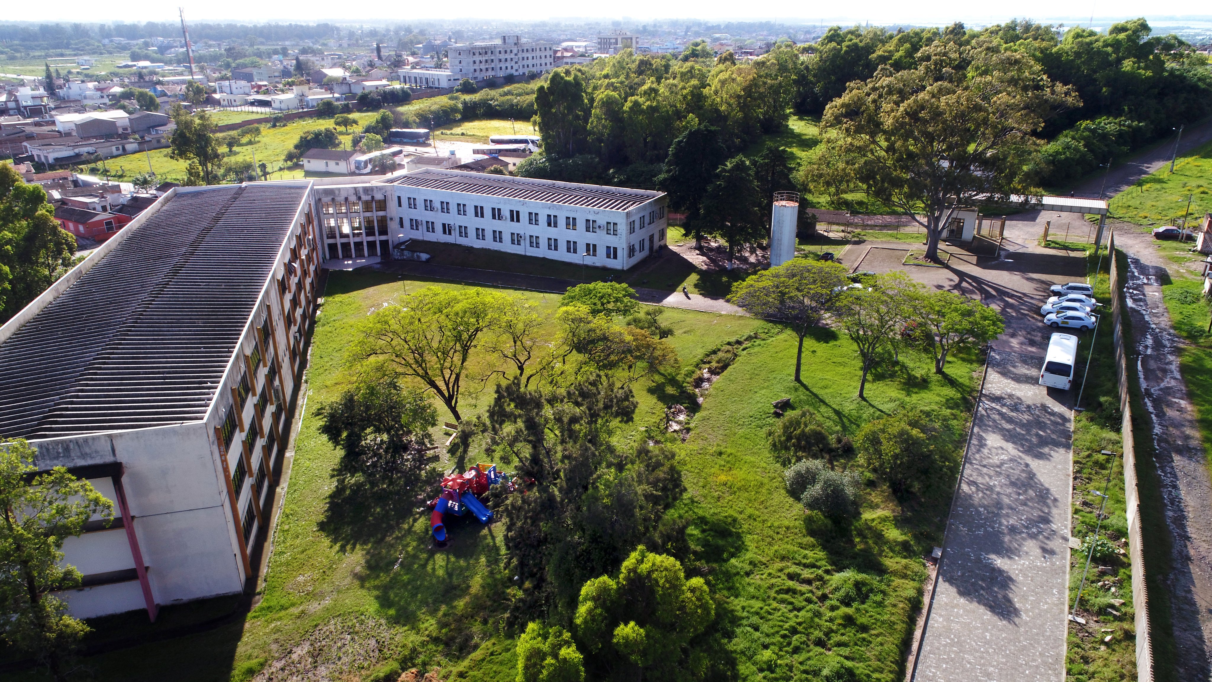 Vista aérea de um campus da UNIPAMPA com prédios e áreas verdes