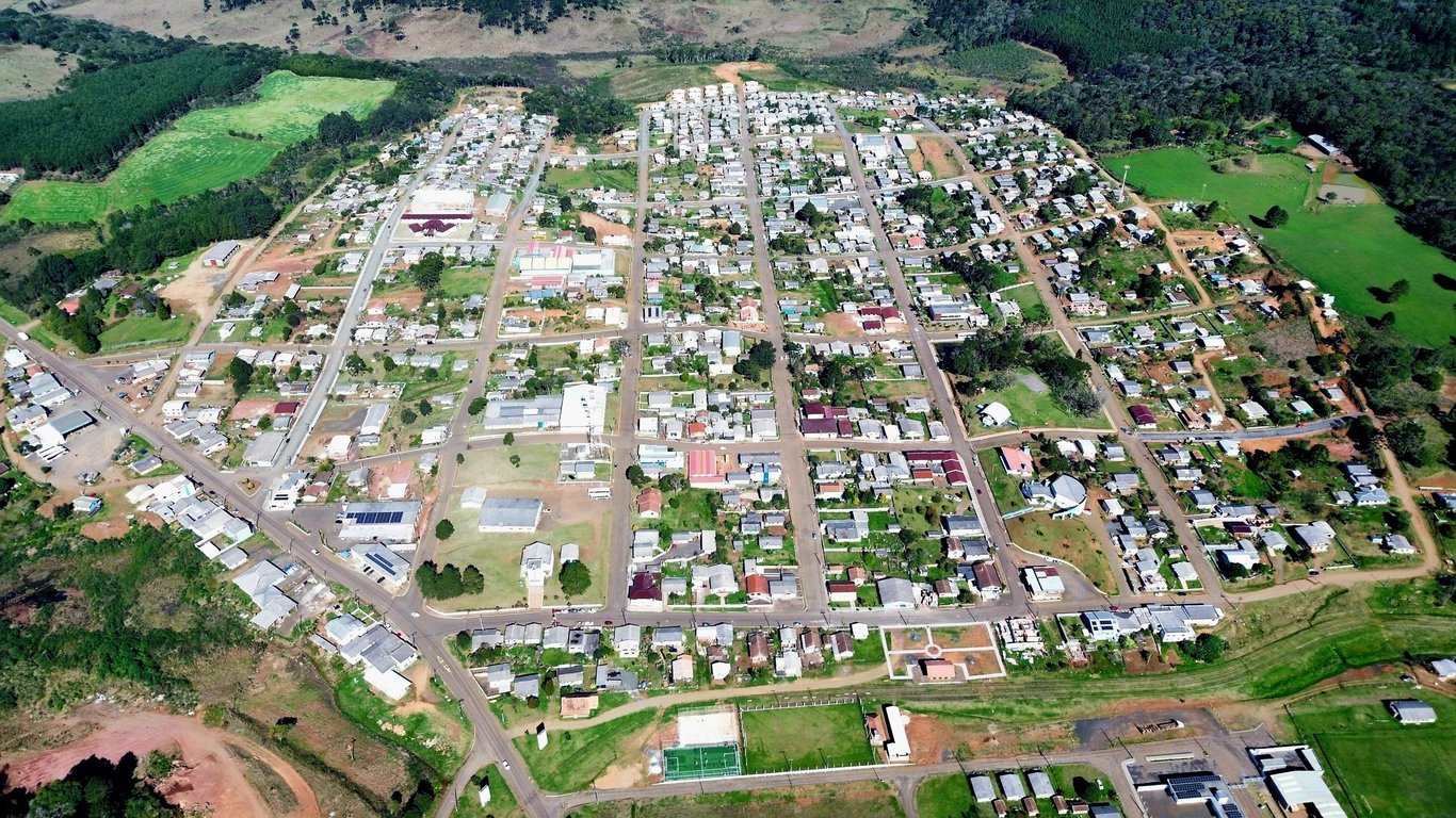 Vista aérea da região de Calmon SC, com área urbana e vegetação do Planalto Sul catarinense