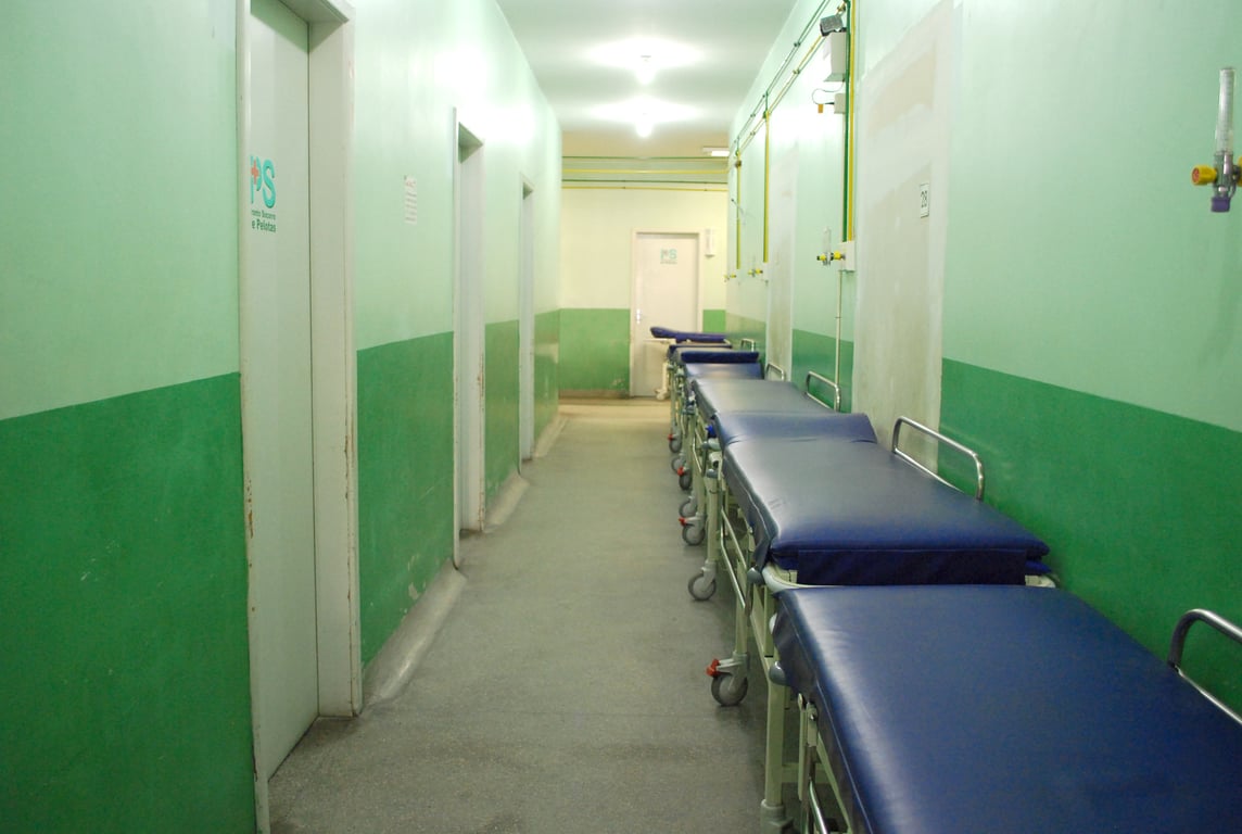 Corredor de hospital público no Brasil