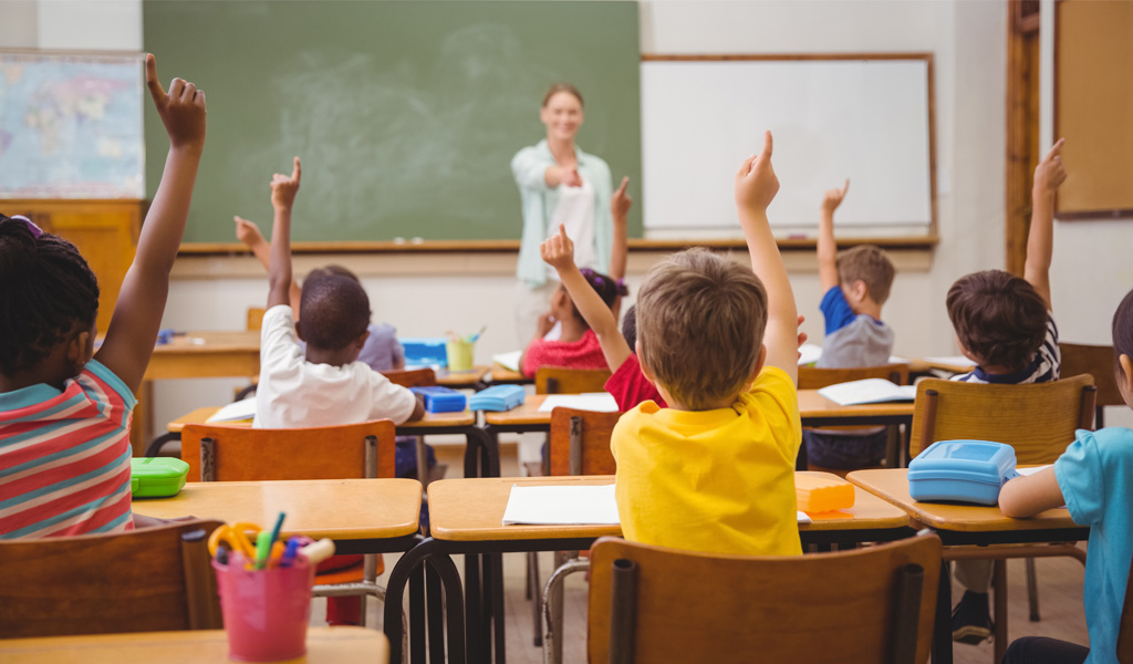 Sala de aula com professora e alunos