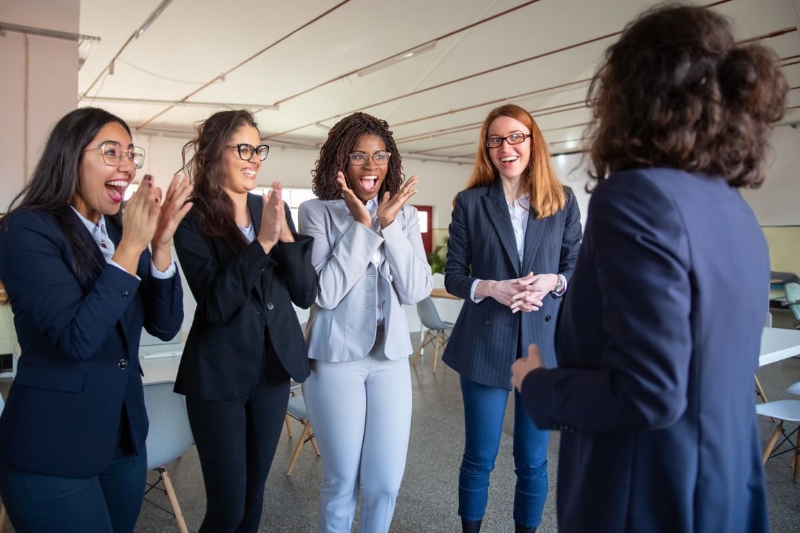 Ambiente de trabalho administrativo, ilustrando carreira no serviço público municipal