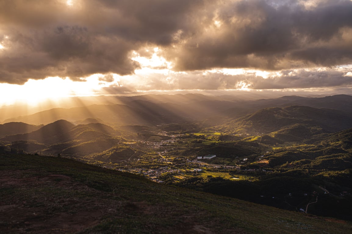 Centro de Santo Amaro da Imperatriz com montanhas ao fundo, fim de tarde
