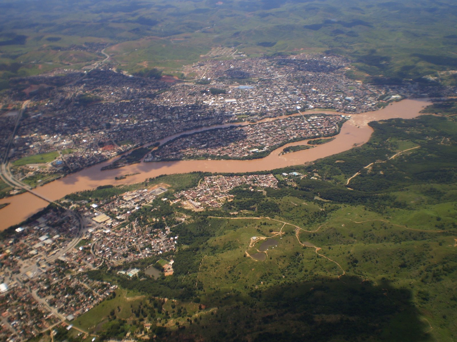 Vista de Governador Valadares MG e do Rio Doce com a Pedra do Ibituruna ao fundo