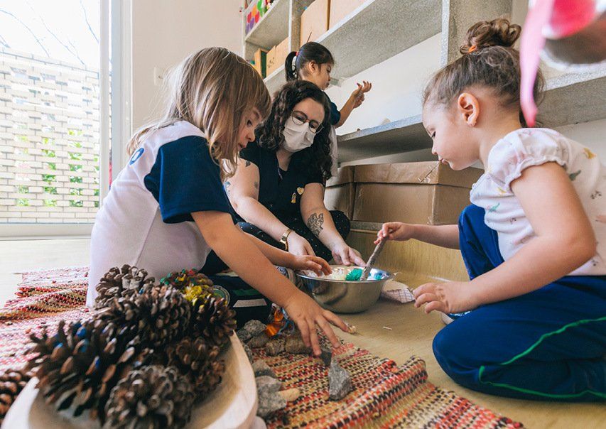 Ambiente de educação infantil em escola pública, com materiais pedagógicos coloridos