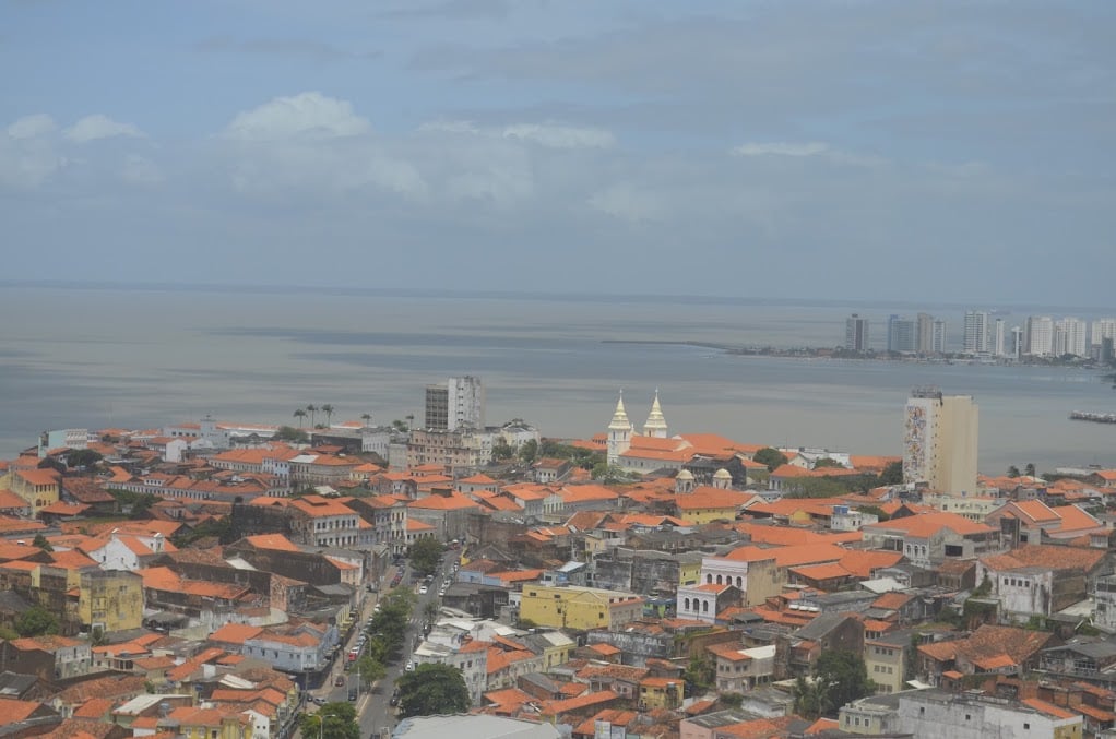Vista aérea de São Luís MA ao entardecer, com centro histórico e baía ao fundo