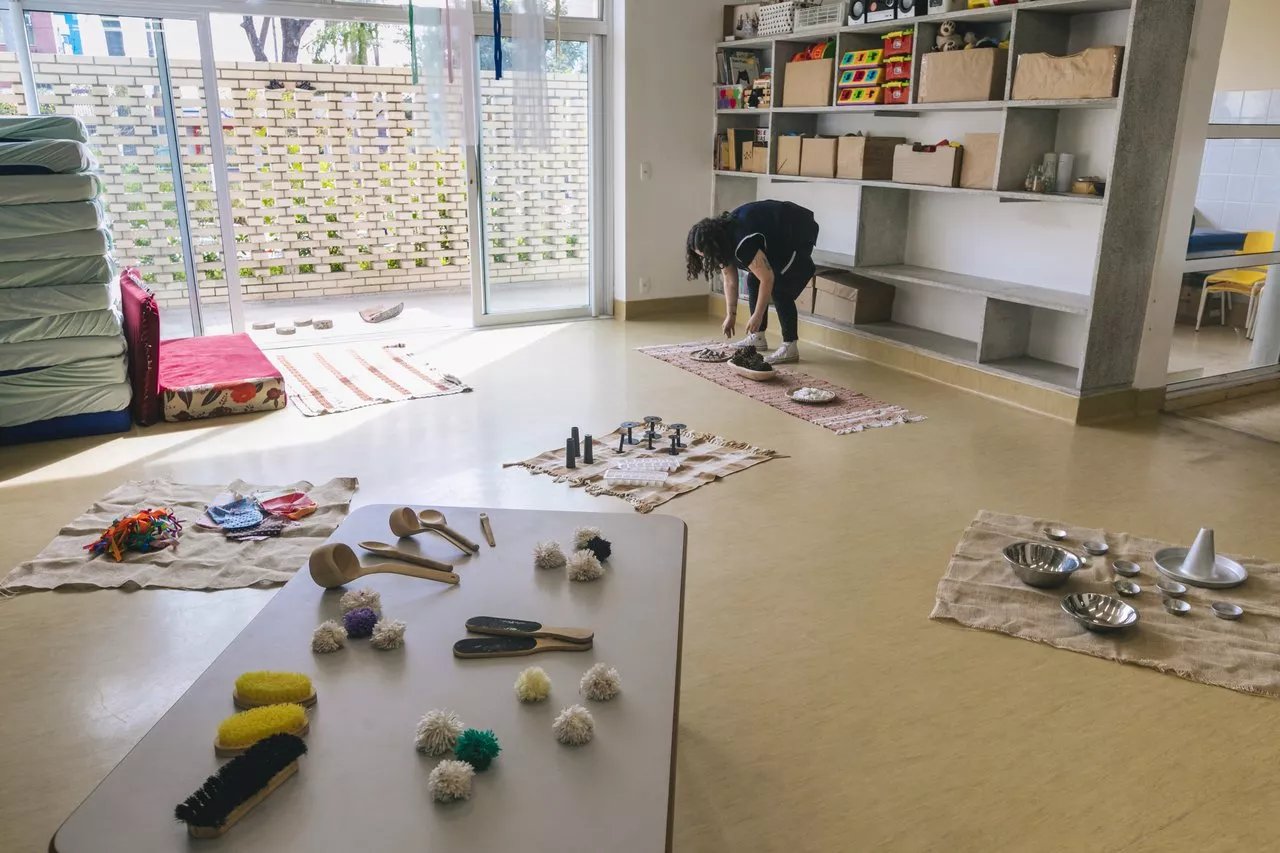 Ambiente de educação infantil, com materiais pedagógicos
