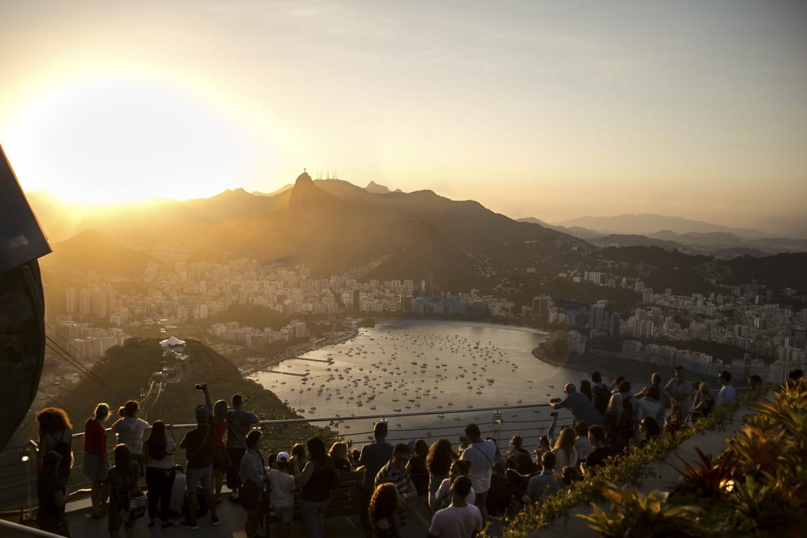 Panorâmica do Rio de Janeiro ao pôr do sol, com Pão de Açúcar e Baía de Guanabara ao fundo