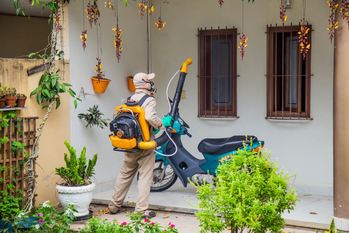 Agente de saúde realiza nebulização em área urbana, atividade ligada ao controle de vetores