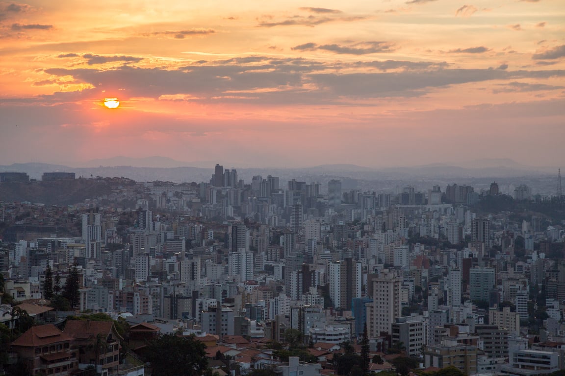 Skyline de Belo Horizonte ao pôr do sol