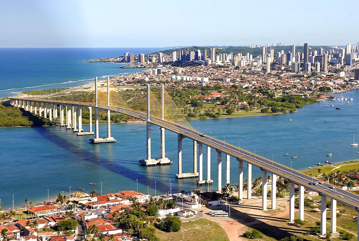 Vista aérea de Natal com a Ponte Newton Navarro ao entardecer