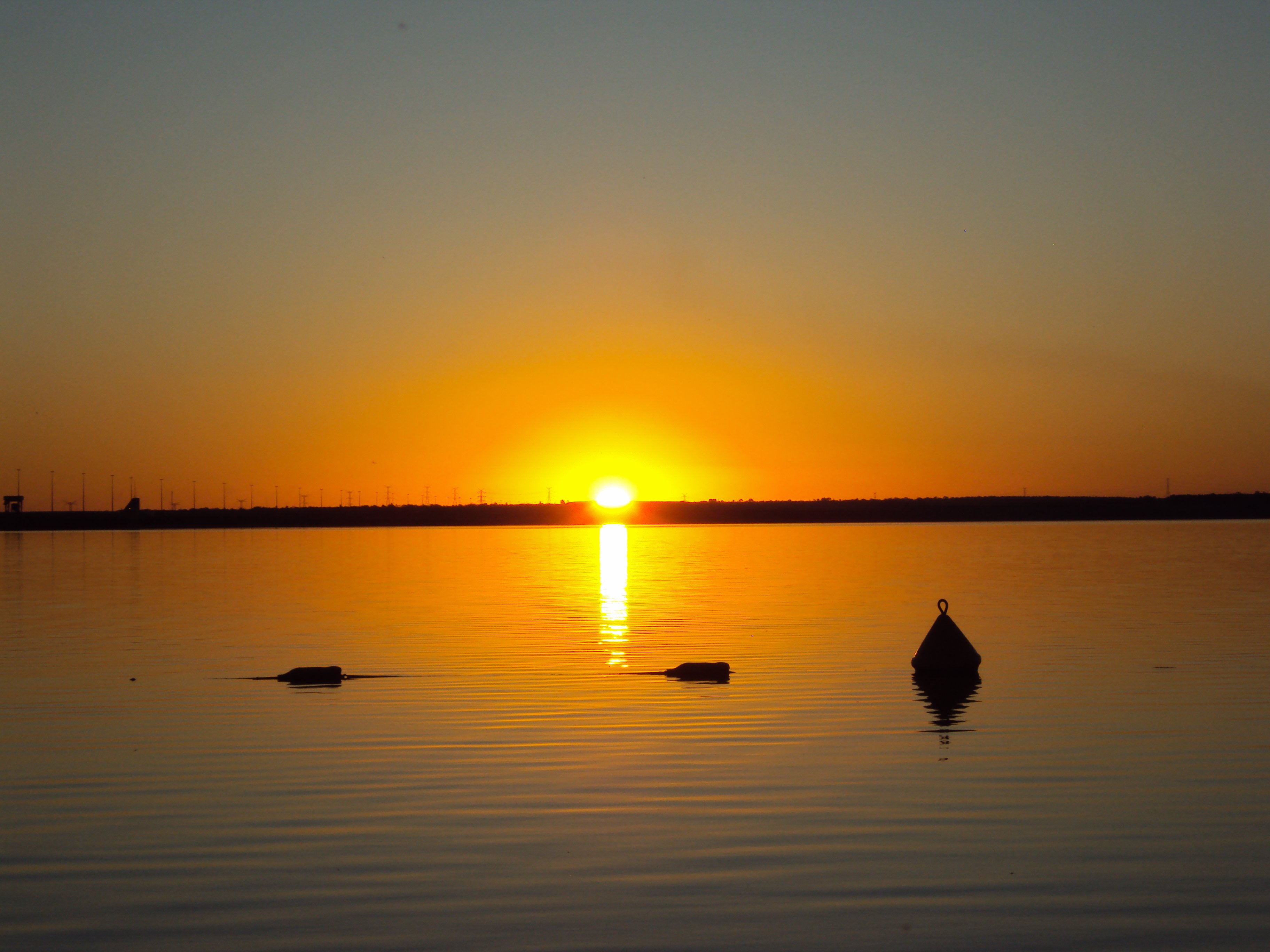 Pôr do sol no rio Paraná, vista de Ilha Solteira SP; imagem ilustrativa