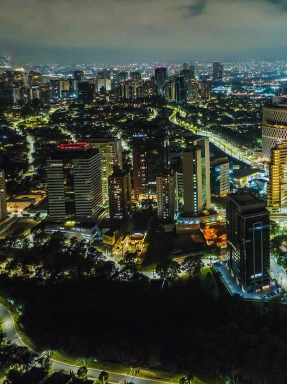 Vista urbana de Alphaville/Barueri, com prédios contemporâneos ao fundo