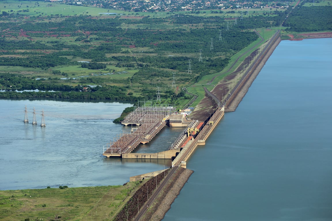 Vista aérea da usina e represa de Ilha Solteira, no Rio Paraná, região de Selvíria MS