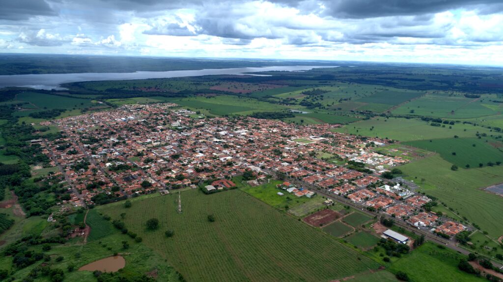 Vista aérea do interior paulista com áreas urbanas e rio ao fundo